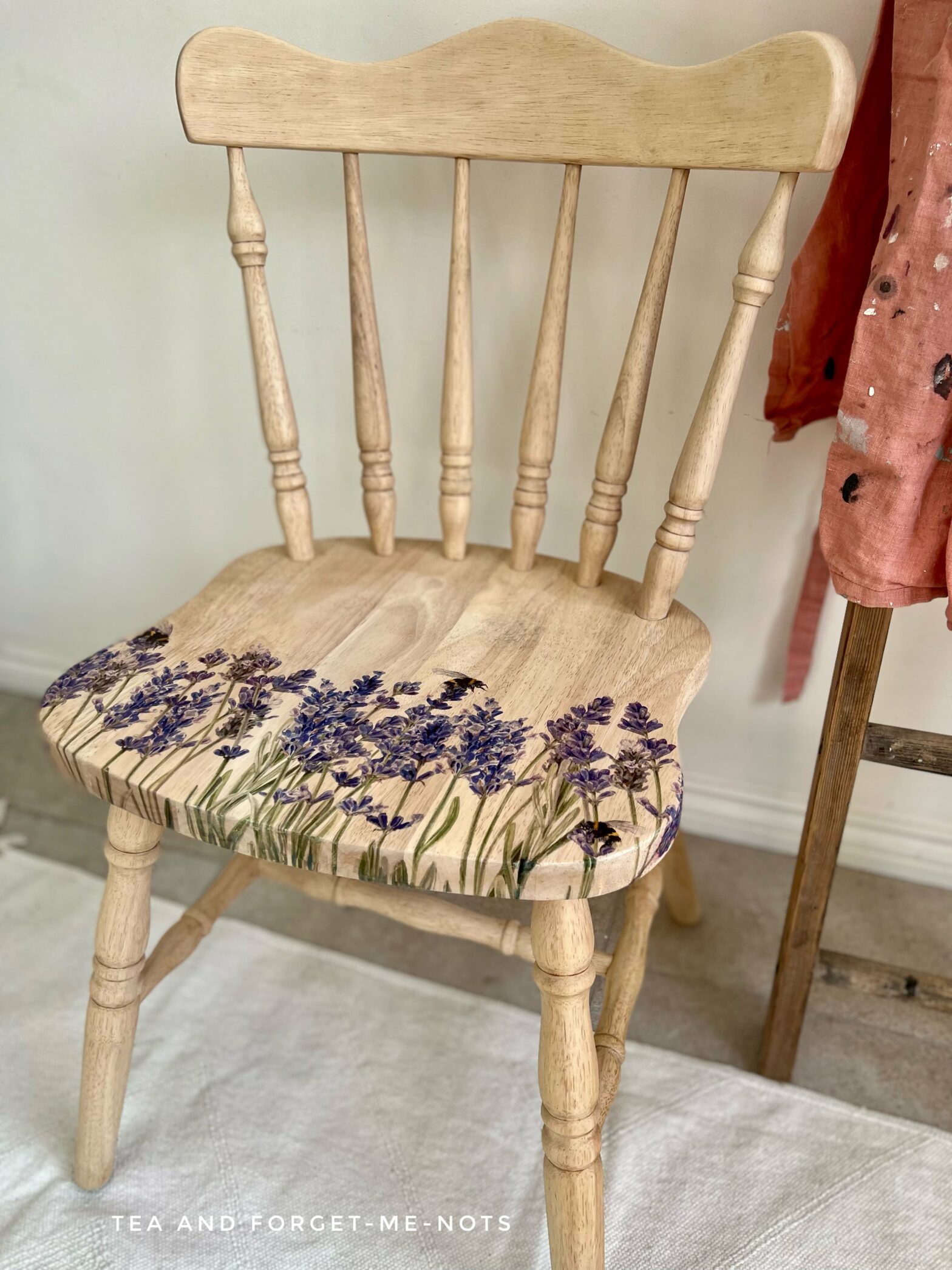 How to upcycle an old wooden chair with a furniture transfer in 4 steps